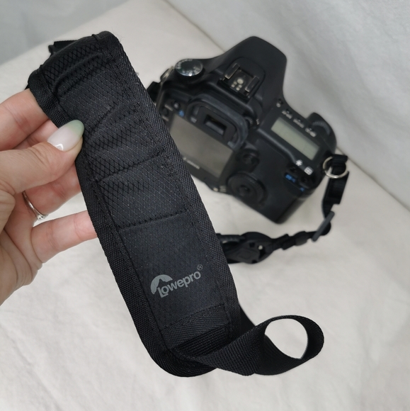 Canon EOS 30D digital SLR camera w/ case & cleaning tool - Picture 10 of 14